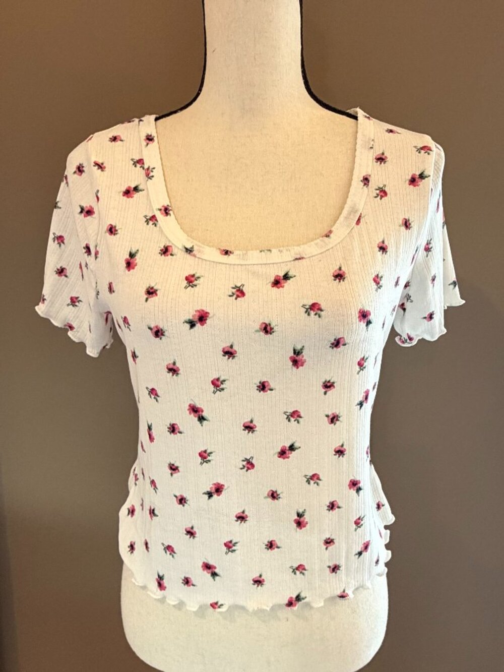 Trixxi White Ruffle Bottom Floral Crop Short Sleeve Tee, Size Medium